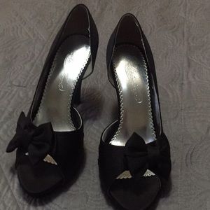 Black bow heel